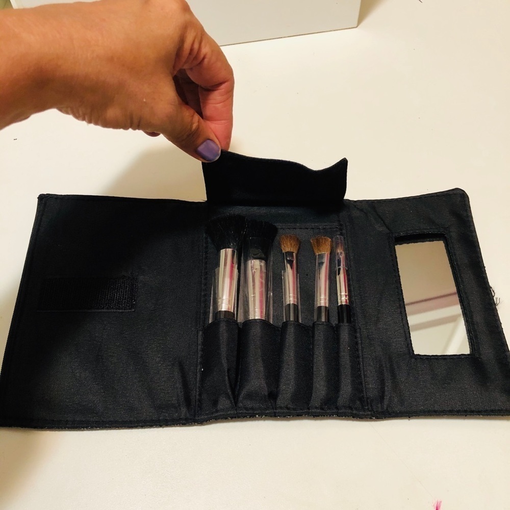 Lord & Tylor set of 5 brushes include the bag